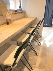 カウンター６席ございます。