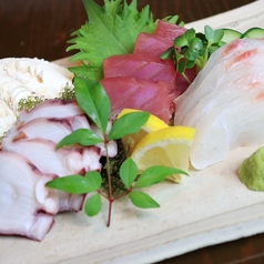 沖縄近海魚のお刺身盛り合わせ ～海ぶどう添え～