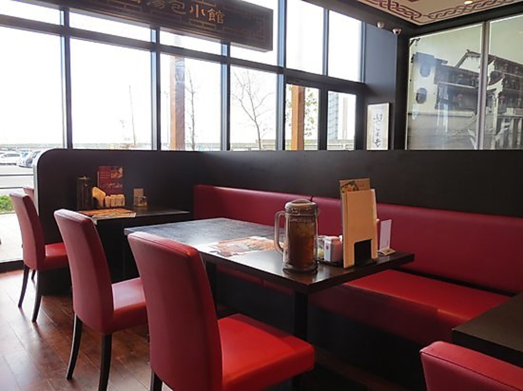 光が差し込む店内で気持ちよくお食事ができます♪