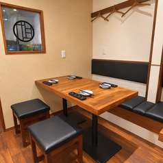 ゆったりとお寛ぎいただける4名様まで対応可能なテーブル席をご用意しております。お洒落で落ち着いた雰囲気の店内は居心地の良さも抜群ですので、時間を忘れてゆっくりとお寛ぎいただけます。デートやご友人同士での飲み会など様々なプライベートシーンにご利用いただけます。