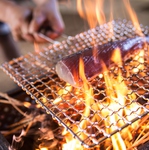 高温で一気に焼き上げる【藁焼き】は素材の旨味を凝縮させます。名物カツオの塩たたきは必食！