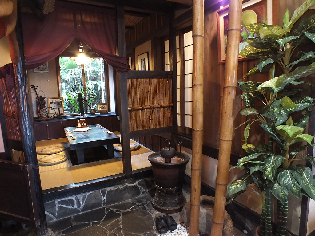 ２名～利用ＯＫ！三線等、沖縄情緒の溢れる落ち着いた４名個室。カップル利用にも◎