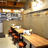 三宮駅から徒歩2分と好アクセスの当店は、お一人飲みからデート、またご家族でのご利用にも最適なお席と空間をご提供いたします。清潔感ある店内と温かみのある空間なのでゆったりお食事を楽しみたい方にぴったり！ジンギスカン串焼きやラムの水餃子などバリエーション豊かなラム料理をご堪能ください。