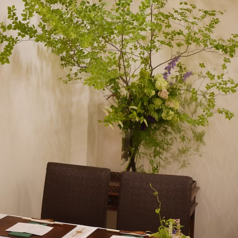 使い勝手の良い、居心地抜群のテーブル席。お食事の相手や目的に合わせて、様々に活用できるのが当店のテーブル席の魅力です。友人との気軽な食事から、しっとりとした会食まで、様々なシーンに対応可能。