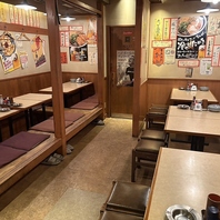 足を伸ばせるお座敷席と立ち座りがラクなテーブル席◎