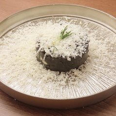 パルミジャーノレッジャーノとイカ墨アンチョビの黒ポテトサラダ