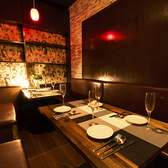 赤と黒のスタイリッシュな空間は、デートにも最適。落ち着いた照明と程よい距離感が、特別な時間を演出してくれます。