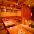 【15～30名様までOK】足をのばしてくつろげる掘りごたつ席は、すだれで仕切ることができ、人数に合わせてレイアウト調整が可能です。木の温もりが感じられる広々とした店内で、少人数の飲み会から大人数のご宴会まで幅広く対応しております。お気軽にご相談ください！
