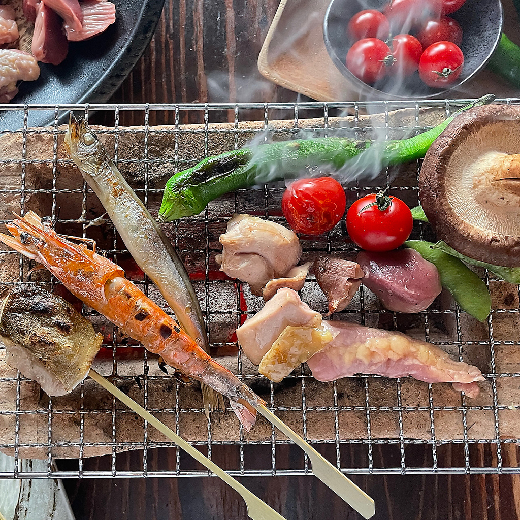 旬の素材をBBQ感覚で囲炉裏で焼いて食べるセルフ炭火焼きはコースでも単品でもお召し上がり頂けます