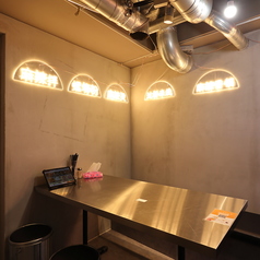 飲み会に最適な明るく楽しい雰囲気が自慢の場所です。店内は明るく開放的で、リラックスして楽しい時間を過ごせる空間が広がっています。友人同士や新しい出会いを楽しむのにぴったり◎席の連結も可能！大人数での集まりや合コンでも、必要に応じて席をつなげて広々としたスペースを確保できます！