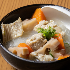 炊き野菜と牛モツの塩煮込み