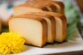 料理メニュー写真 自家製スモークチーズ