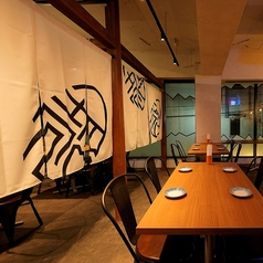 ●中央テーブル席●【2～8名様】入ってすぐのオープンフロア♪開放感あり。店内は席間隔が広いためごゆっくりお食事をお楽しみいただけます。