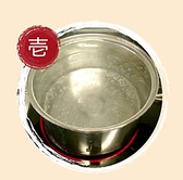 【お土産ラーメンの美味しいお召し上がり方：壱】鍋に2～3リットルのお湯を沸騰させて、その中にスープパックを入れて8分間温めて下さい。