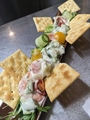 料理メニュー写真 海老とアボカドのわさびマヨディップ 