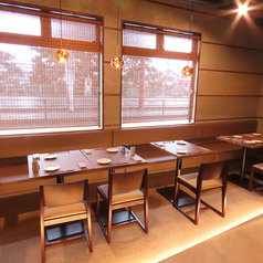 窓側の席にはソファー席があります。ご家族でのご来店でもゆったりと座れることができ、お子様連れも歓迎しております！落ち着きのある白木の和の店内で心温まるひとときを提供しております！ぜひお越しください♪