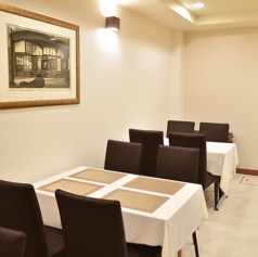 喧騒を離れた静かな一角に佇む、落ち着いた和の空間。 当店では、お客様の大切なご会食やご接待に最適なコースもご用意しております。