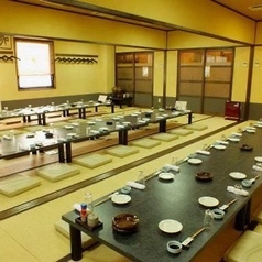 【完全個室：20名様～70名様まで】20名様までご利用いただける個室は、仕切りを外すことで、最大70名様までの大規模なご宴会にも対応可能です。歓迎会・送別会などの会社宴会から各種イベントまで、人数に合わせた最適な空間をご案内いたします。瀬戸内の味覚を囲む一体感のあるひとときをお楽しみください。