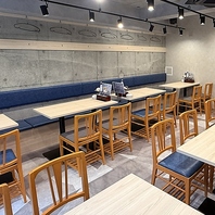 明るく清潔感のある店内でお食事をお楽しみいただけます