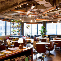くつろげる広々とした店内