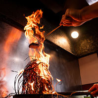 名物藁焼をはじめ、炉端焼や七輪焼で素材の旨味を堪能♪