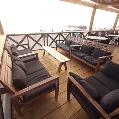 潮風を感じながらゆったりとくつろげるソファー席