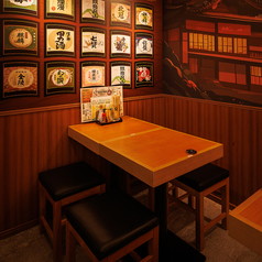 【2名~4名様向けテーブル】2名様~は勿論，4名様~/6名様~/8名様～/10名様以上もシーンに応じて柔軟にテーブル席をご用意致します！暖かな照明が居心地の良い雰囲気を演出◎特別な空間で絶品料理が味わえる自慢のお席が多数◆デートや合コンなど幅広い用途でお使いいただけます◎