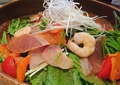 料理メニュー写真&nbsp;海鮮たっぷりさすけサラダ