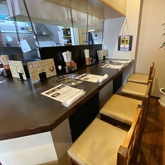 2名様用のカウンター席隣のカウンターと合わせると最大6名まで可能になります。仕切りがあるので1名様でも落ち着いた空間でお食事が可能です。無煙ロースターのため服などに臭いがつきにくいです。