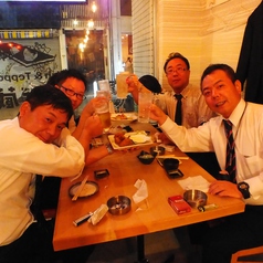 サラリーマンが集う鉄板居酒屋！ご友人との飲み会や会社宴会に最適！2名様から4名様までの少人数飲み会にお使いいただけるテーブル席です。瀬戸内でとれた鮮魚を使った海鮮料理と和食と相性抜群の地酒、気さくなスタッフのおもてなし、そして店内全体のにぎやかで楽しい雰囲気をご堪能下さい！