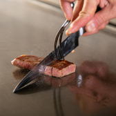 拘りの鉄板は厚さ25mm！熱効率が良く、蓄熱性に優れた鉄板で、ご家庭では再現し辛い本格ステーキが楽しめます！