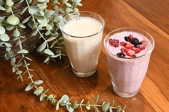 スムージー(バナナ、ミックスベリー、マンゴー、パイナップル) 各