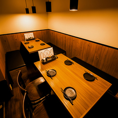 【駅近＆宴会に最適◎】雰囲気抜群の落ち着ける空間！田町駅から徒歩すぐの好アクセス♪◎各種宴会や同僚との飲み会にぴったりな広々テーブル席をご用意しています。店内は木の温もりが感じられる落ち着いた雰囲気で、仲間と語らう時間に最適◎普段使いから歓送迎会などの特別な日まで、心を込めたおもてなしでお迎え！