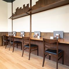 カウンター席は4席ご用意しており、混み合った場合は追加で1席、増やすことが可能となっています。