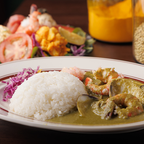 モーニングからランチ、夜のサク飲みまで♪多国籍スパイスと新鮮魚介の本格カレー店