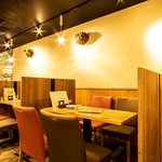 程よい高さのパーテーションで仕切っている為、開放感はそのままに、周りを気にせずおしゃべりOK♪