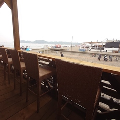 砂浜に面したカウンター席は一人の時間を楽しみたい方におすすめ