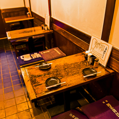 【気軽さと居心地◎】落ち着き空間でゆったり一杯♪ゆったりくつろげる居心地の良いお席は、おしゃべりにもぴったりな距離感♪お仕事帰りにふらっと立ち寄って軽く一杯、そんな使い方も大歓迎◎のんびり話すも、ワイワイ盛り上がるもよし◎つい長居したくなる空間で、こだわりの焼き鳥とお酒を心ゆくまでお楽しみください