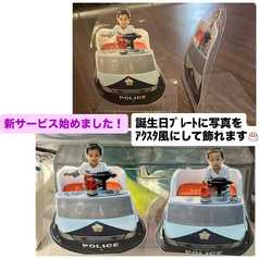 誕生日ケーキに新しい写真サービス始めました！お好きな写真をアクスタ風にしてケーキの最前列に飾れます！サプライズした後はお持ち帰りいただけますので記念になること間違いなしです♪