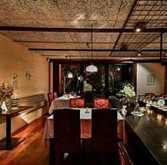 【一階テラス前テーブル席】2名~4名様用。シックでモダンな空間のテーブル席は少人数でのご会食におすすめです◎