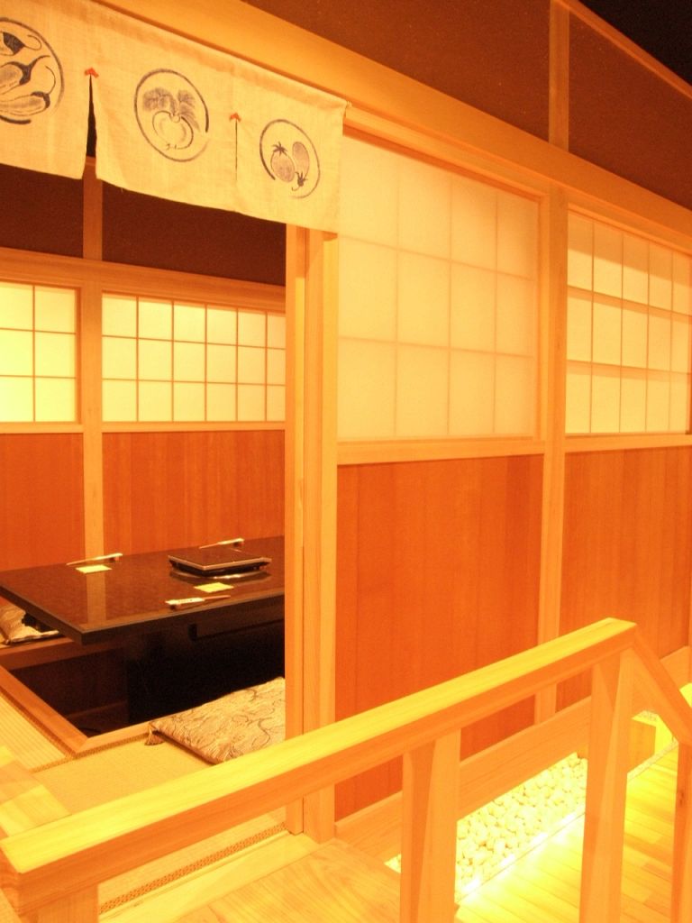 こちら小上りをのぼると…まるでVIP席のような個室が。全室掘りごたつの完全個室です。