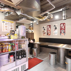 家族やお友達と一緒に楽しめる広々としたテーブルを用意しております。ゆったりとした空間で、美味しい料理を囲んで楽しいひとときをお過ごしください！家族や友人とのコミュニケーションを楽しみながら、存分にお楽しみいただけます。たくさん料理が来ても安心の広さなので、お好きなお料理をご注文ください☆