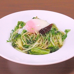緑野菜とアンチョビのペペたまチーノ