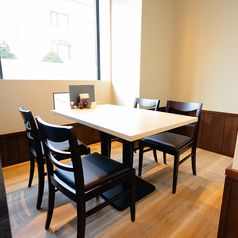 4名掛けのテーブル席を6席ご用意しています。ご家族でのお食事といったプライベート利用や記念日や誕生日といった特別な日のお食事まで様々な用途でご利用いただくことができます！