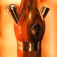 都会の喧騒を離れ、香り高い煙に身をゆだねる。