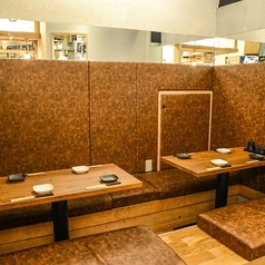 靴を脱いで、リラックスできる掘りごたつ席で過ごしませんか？4名様×2のスペースは、広々としており、くつろぎながらお食事を楽しむのに最適です。美味しい串揚げとワインを片手に、友人や家族との素敵なひとときをお過ごしください。