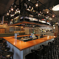 当店のメインとも言える、コの字型の大きなカウンター。おひとり様もお気軽に。夜風を感じながら…♪