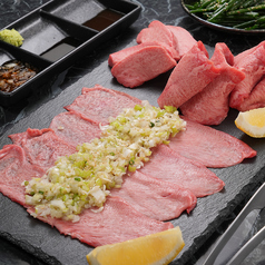 溶岩石で焼き上げることで肉本来の旨味を抽出！