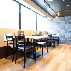 2名掛けのテーブル席もご用意しており、仲の良いご友人や恋人とのデート利用におすすめお席となっております。