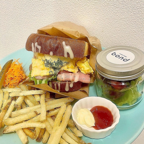 サンドイッチプレートのランチ、生食パンを贅沢に使用したサンドイッチです。
